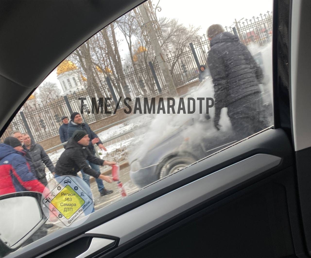 В Самаре толпа мужчин тушила горящий посреди дороги автомобиль – Новости  Самары и Самарской области – ГТРК Самара