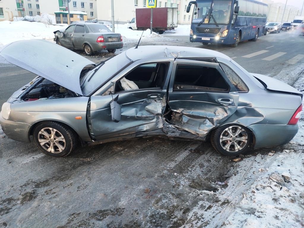 В Самаре столкнулись две Приоры, пострадали оба водителя – Новости Самары и  Самарской области – ГТРК Самара