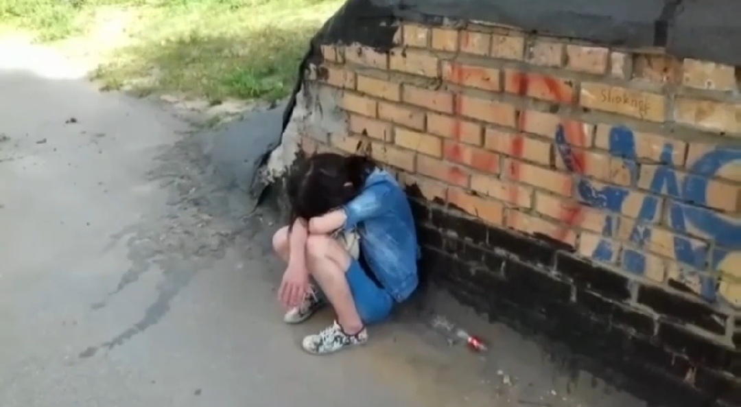 пьяная беременная спит на полу в подъезде - Новости Сочи