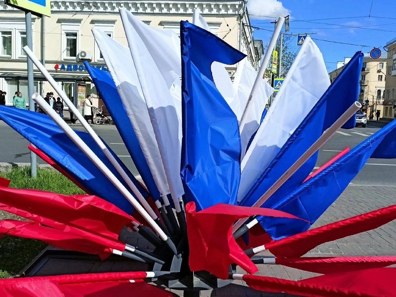 В Самаре хулиганы украли флаги России с пл. Революции | 08.05.2024 | Самара  - БезФормата